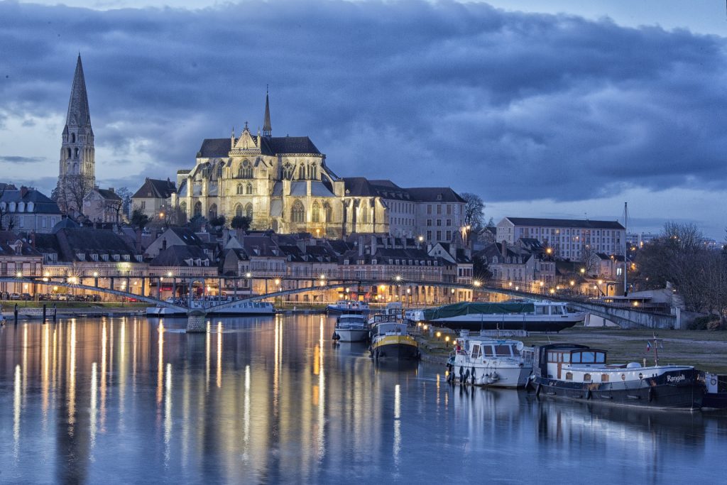 Ville d'Auxerre en photo de nuit vue des quais